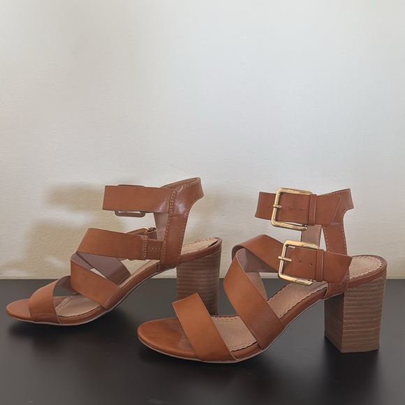 Restricted strappy heels - Picture 4 of 10